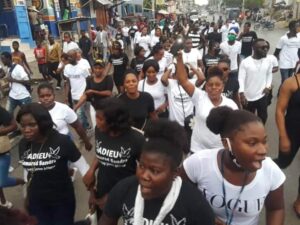 Carrefour: des funérailles transformées en manifestation